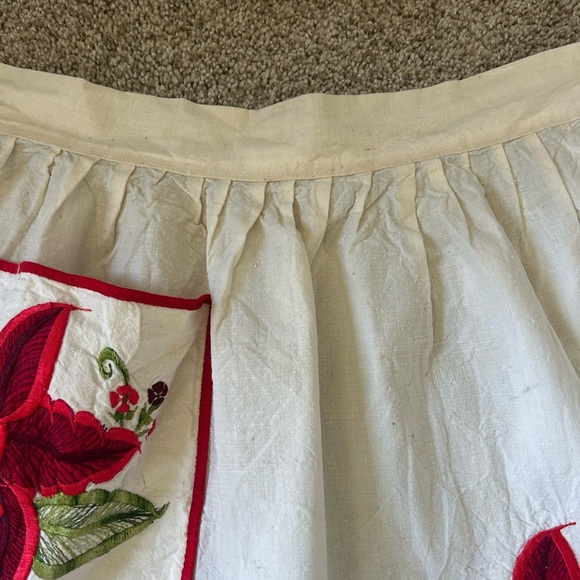 Vintage embroidered floral apron with pocket. Super cute. Homemaker. Cottagecore - Picture 4 of 10